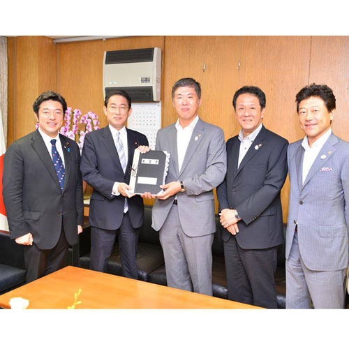 http://自民党本部で岸田政調会長と面談