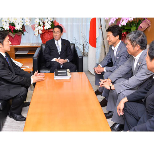 http://自民党本部で岸田政調会長と面談